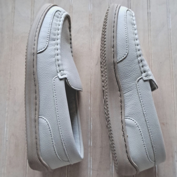 New My Pillow My Slippers Bone Off White Leather Memory Foam Slipper Moccasin - Picture 5 of 8